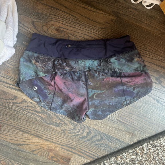 Lululemon workout shorts size 6 - Picture 3 of 3
